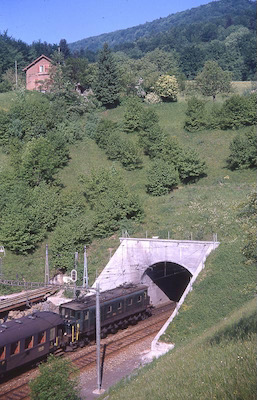SBB, Schinznach-Dorf Bözenegg, Bözbergtunnel Süd-Ost-Portal, Personenzug mit Ae 4/7, Aufnahme 1969