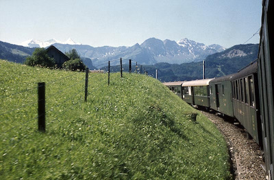 SBB Brünigbahn, vor Lungern, Gegen Berner-Alpen, 1965