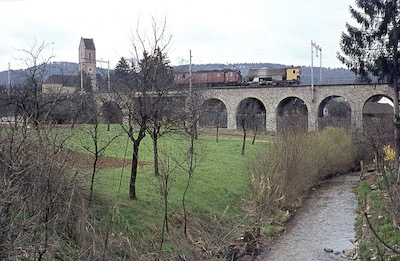 SBB, Gelterkinden, Unkrautvertilgungswagen mit Seetaler-De 4/4 in Oxydrot, Aufnahme 1964
