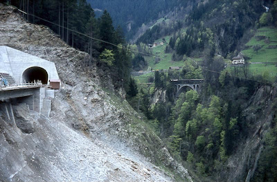 Intschi, N2 im Bau, im Hintergrund Intschialpbachbrücke der Gotthardbahn, Aufnahme 1970