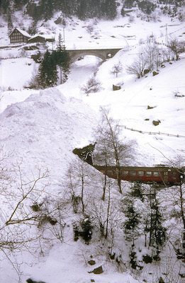 SBB Gotthardbahn, bei Gurtnellen, Lawinenkegel, Aufnahme 1968