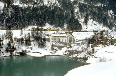 SBB Gotthardbahn, Pfaffensprung, Güterzug mit Be 4/6, SBB-Kraftwerk mit Stausee, Aufnahme 1968
