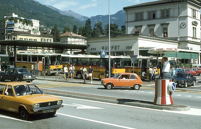 SBB, Locarno Bahnhofplatz, Bahnhofgebäude, Postautos, Aufnahme 1983