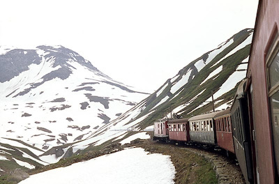 Furka-Oberalp-Bahn, unterhalb Furka, Personenzug mit HGe 4/4, Aufnahme 1970