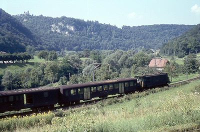 SBB, Birstal, Ruine Pfeffingen, Personenzug mit Ae 4/7, Aufnahme 1965