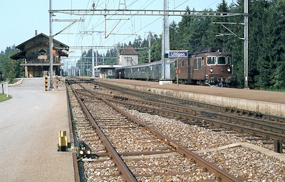 SBB, Station Uttigen, Personenzug mit BLS Re 4/4 183, Aufnahme 1985