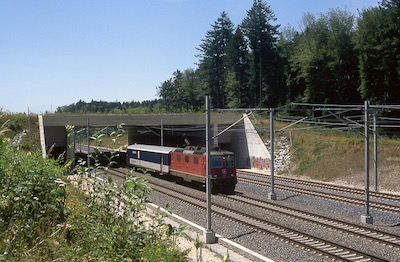 SBB, westlich Langenthal, Stammstrecke und NBS, Re 4/4 II mit Gefangenentransportwagen, Aufnahme 2004