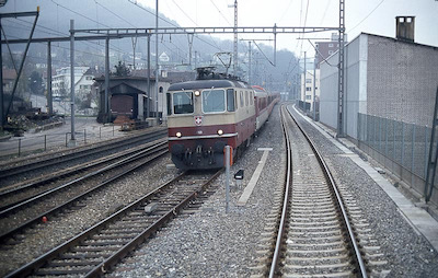 SBB, Extrazug mit TEE-Re 4/4 II 11159 und Salonwagen bei der Einfahrt Olten vom Borntunnel her, Aufnahme April 1981