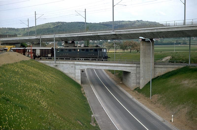 SBB, Othmarsingen, Kreuzung drei Verkehrsträger beim Erlimoos, Ae 6/6 11466 “Sursee“, Aufnahme 1975