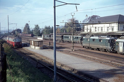 SBB, Bahnhof Wohlen, zwei Pendelzüge und WM Triebwagen, Aufnahme 1968