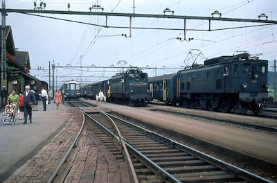 SBB, Bahnhof Rotkreuz, alter Zustand, drei Personenzüge, Ae 3/6 I, Ae 3/6 II, Aufnahme 1968