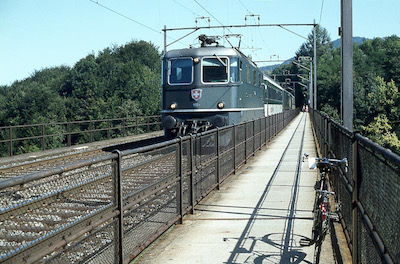 SBB, Sitterviadukt zwischen Gossau und St. Gallen, Schnellzug Richtung Zürich mit Re 4/4 II 11228, Aufnahme 1983