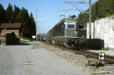 SBB, St. Gallen, Steinachtobel, Schnellzug mit Re 4/4 II 11288, Aufnahme 1983