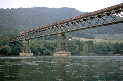 SBB, Rheinbrücke zwischen Etzwilen und Hemishofen, Güterzug mit Bm 4/4, Aufnahme 1968