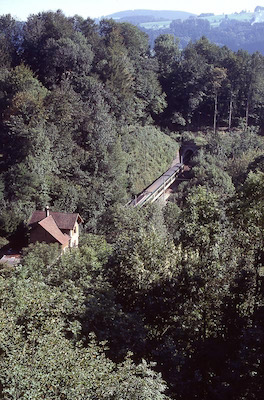 BT, St. Gallen - St. Fiden, Überführung SBB mit einem der damals neuen Pendelzüge RBDe 4/4 71 bis 76 der BT, Aufnahme 1983