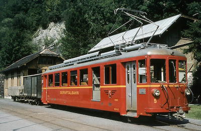 SeTB, Schwanden, BFe 4/4 5 (später BDe 4/4 5) mit zwei Güterwagen, Aufnahme 1959